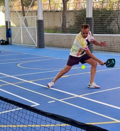 Víctor Neira jugando al pickleball